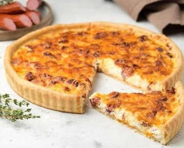 Пирог с картофелем и охотничьими колбасками