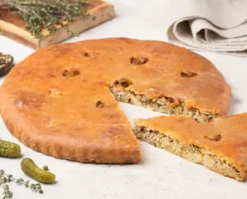 Осетинский пирог с соленым огурцом и мясом