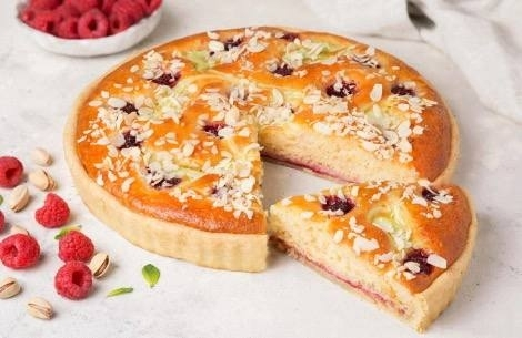 Пирог с фисташкой и малиной