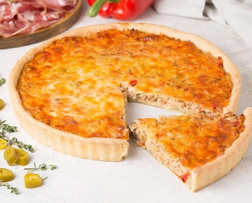 Пирог мясной с соусом барбекю
