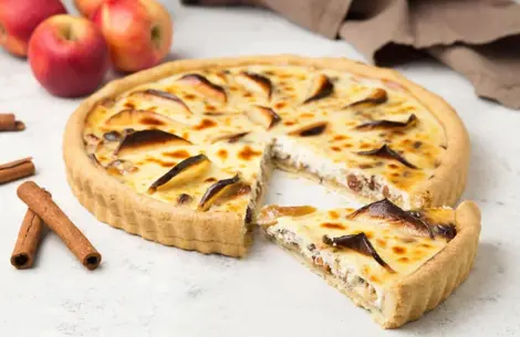 Пирог яблочный с изюмом и корицей