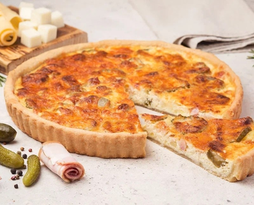 Пирог с мясом и соленым огурцом